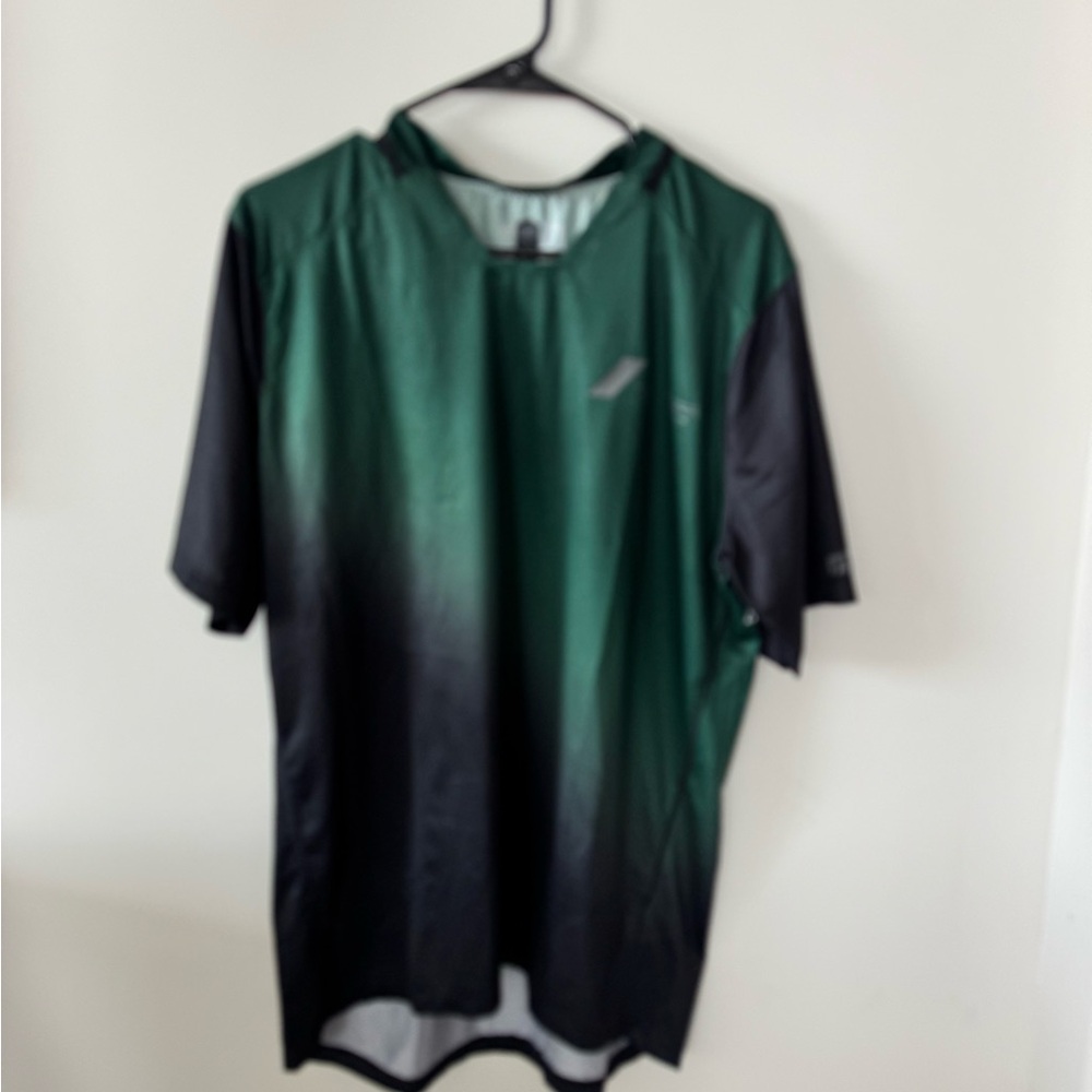 Dynamic Green and Black Men's Short Sleeve Tee